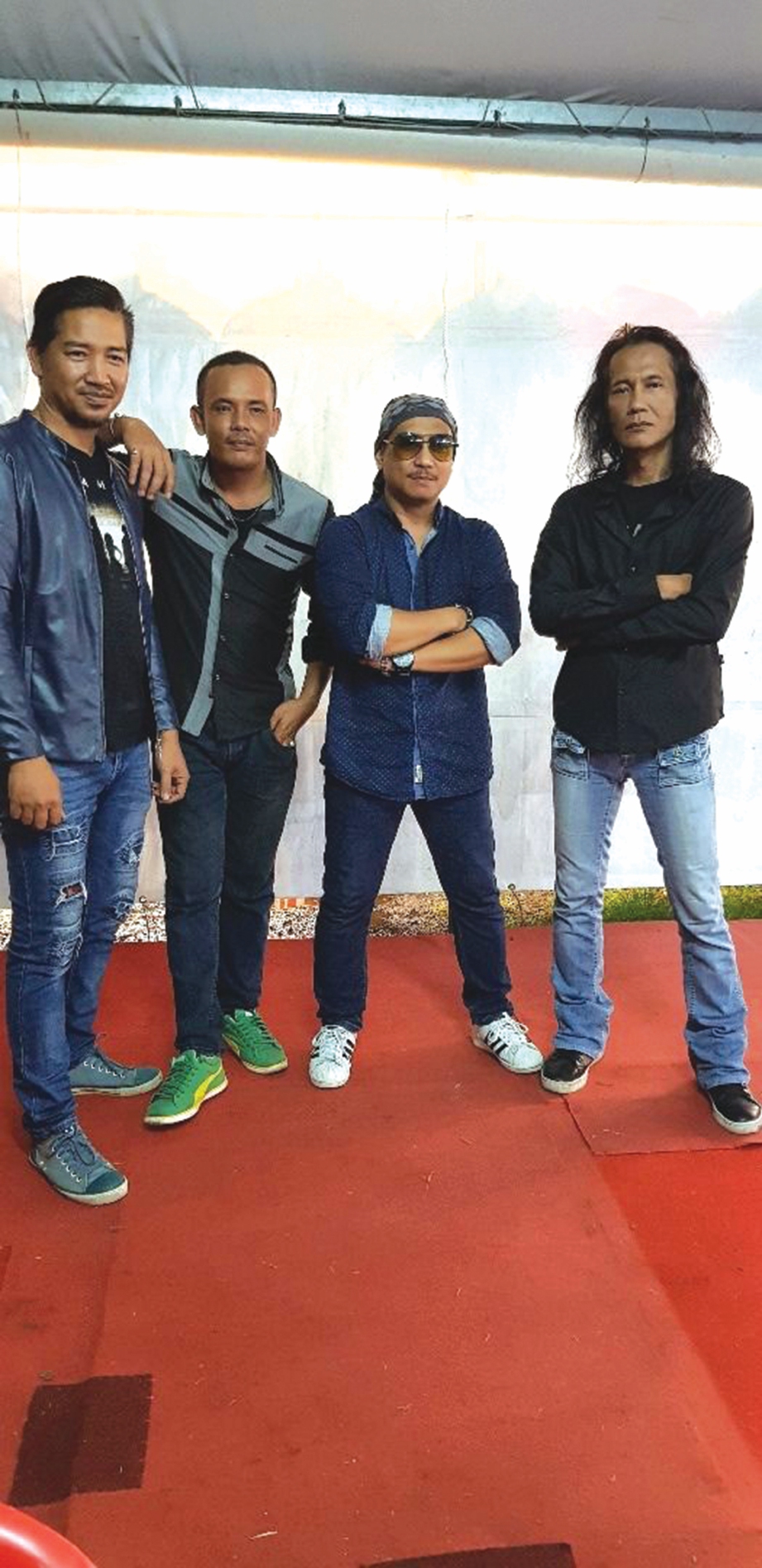 KUMPULAN Aqsa yang dianggotai Zaha Spring (kanan) turut terbabit dalam penghasilan album Melodi Sahabat Pemuzik Jalanan Malaysia.