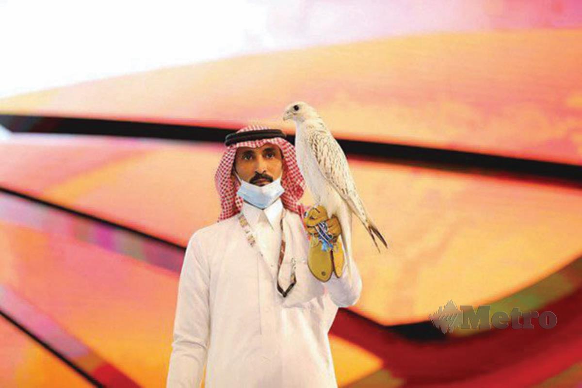 HARGA jualan seekor burung helang yang dinamakan Ab Ultra White Gyrfalcon dalam satu acara lelongan di Arab Saudi, baru-baru mencecah AS$464,400 (RM 1.9 juta)