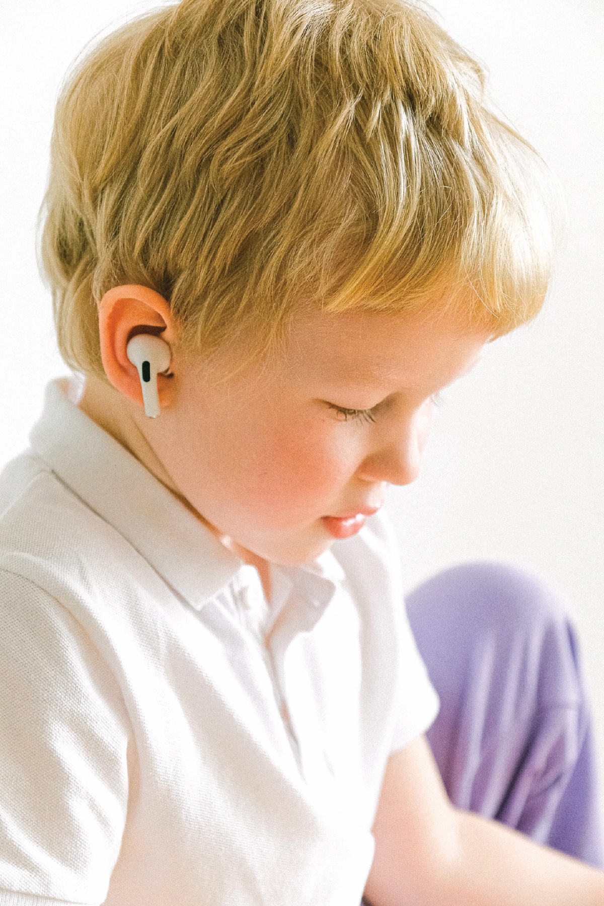 PEMAKAIAN fon telinga dalam kalangan kanak-kanak perlu dipantau bagi memastikan ia tidak memberi kesan buruk kepada pendengaran.