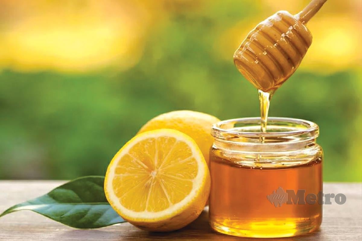 DITAMBAH dengan madu dan jus lemon menjadi adunan penjagaan kulit semula jadi.