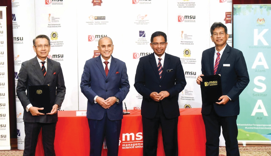 DARI kiri) ROSLI, Dr Mohd Shukri, Dr Zaini dan Nor Hisham bergambar selepas MOU antara MSU dan JPS.