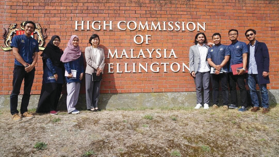 PESERTA bersama Duta Malaysia di Kedutaan Malaysia di New Zealand, Nur Izzah Wong Mee Choo. 