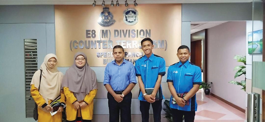 NAZRIN dan Amin yang turut terlibat dalam sesi pertemuan bersama Ketua Penolong Pengarah E8 Counter Terrorist Cawangan Khas Bukit Aman, yang kini Ketua Polis Johor, Datuk Ayob Khan Mydin Pitchay (tengah).