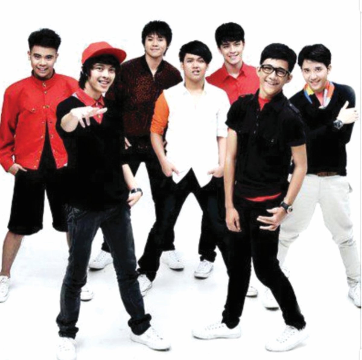 KUMPULAN SM*SH dengan tujuh anggota pada 2010.