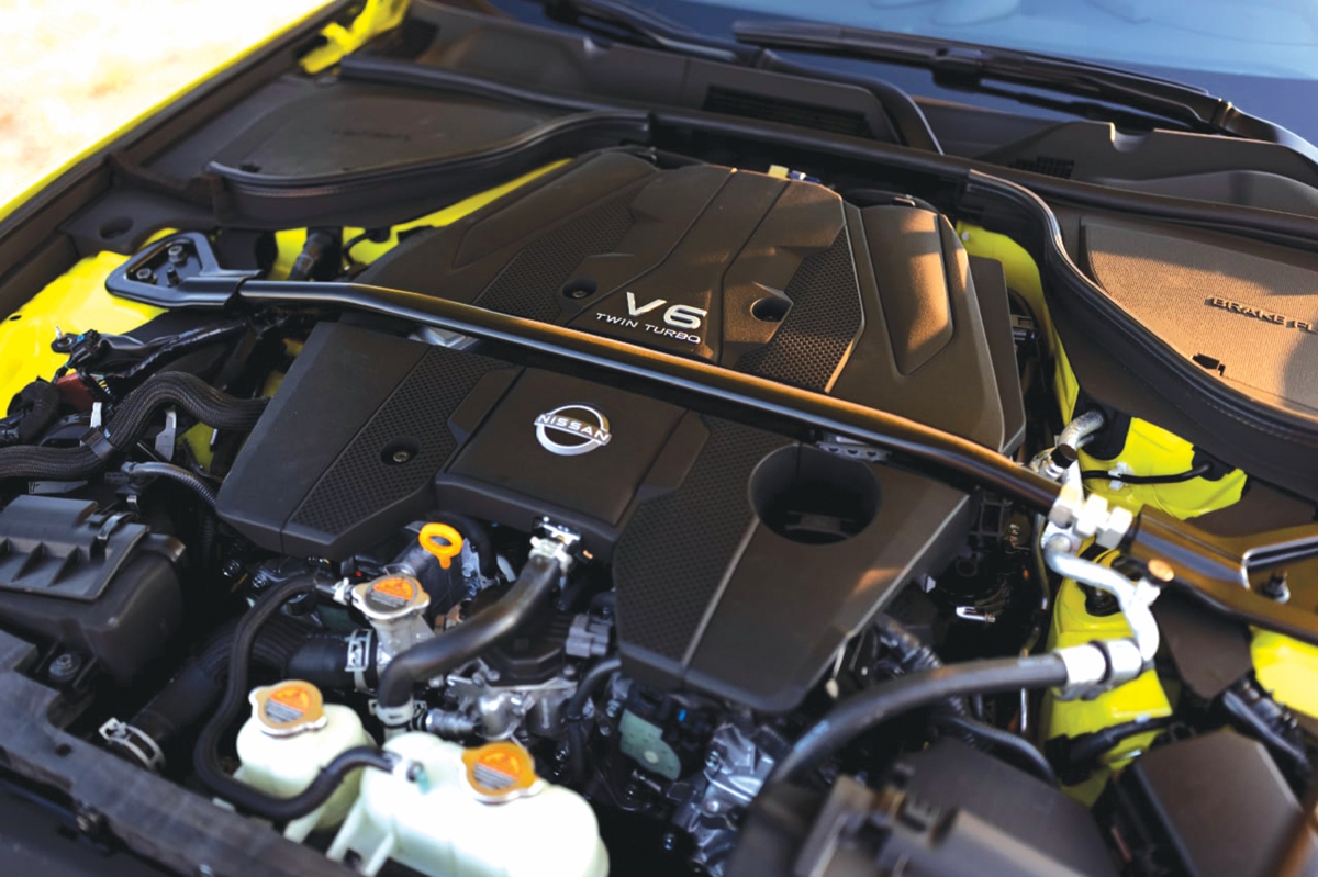 ENJIN 3.0 liter V6 dwi-turbo.