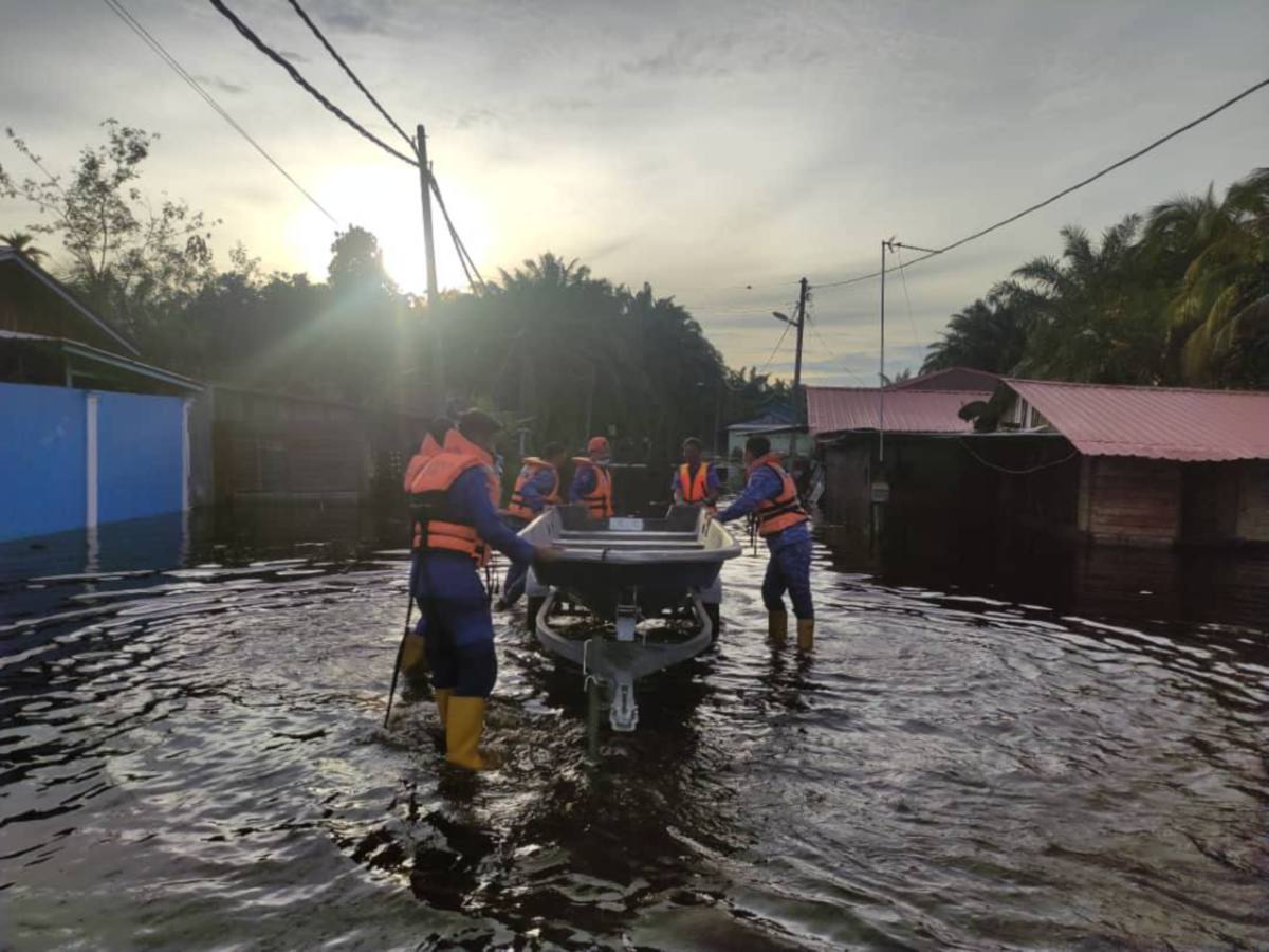 KEADAAN banjir di Changkat Jong, Teluk Intan semalam. FOTO Ihsan APM.