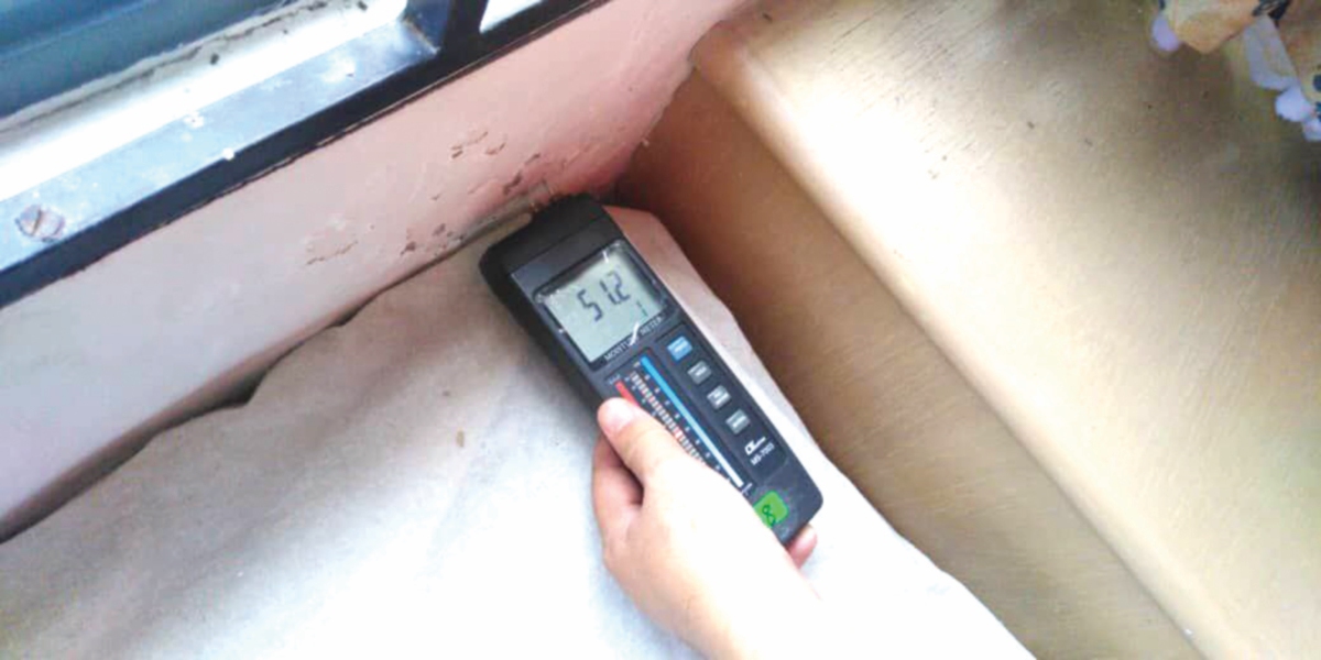 METER Kelembapan (moisture meter) adalah alat yang digunakan untuk mengesan kandungan kelembapan dipermukaan dinding.