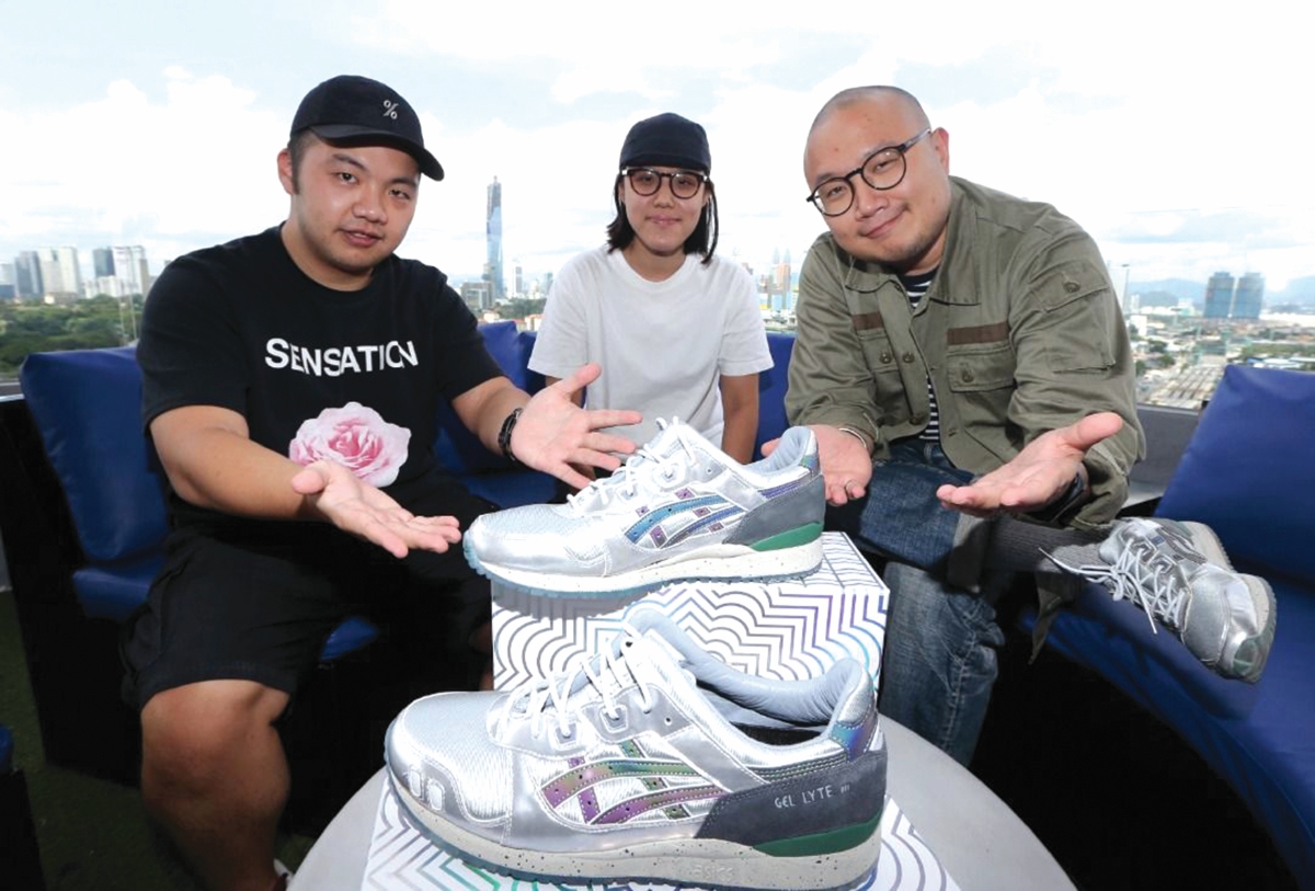 PENGASAS Sneakerlah, Bryan Chin (kanan) bersama pereka, Julian Leong (kiri) dan Carmen See menunjukkan kasut keluaran terbaharu Asics Gel-Lyte III Kuala Lumpur Twin Towers di Cheras, Kuala Lumpur.