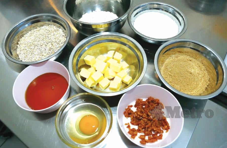 ANTARA bahan diperlukan untuk membuat biskut oat gula melaka. FOTO Amirudin Sahib