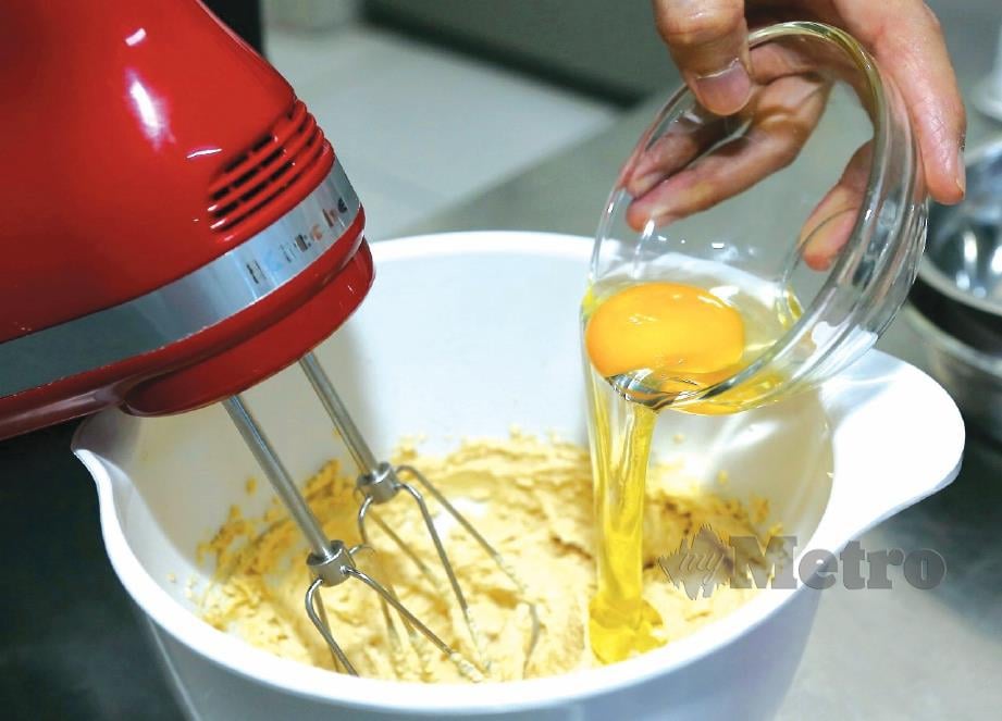 1. Pukul mentega, gula dan separuh gula melaka sehingga tampak tekstur berkrim. Masukkan telur dan esen vanila. Pukul sebati.