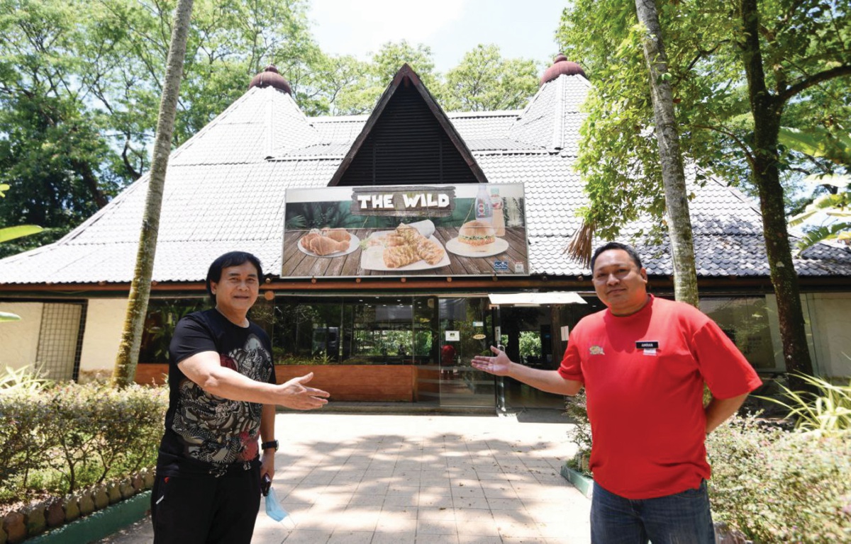 RESTORAN The Wild menyajikan pelbagai hidangan enak untuk pengunjung Zoo Negara.