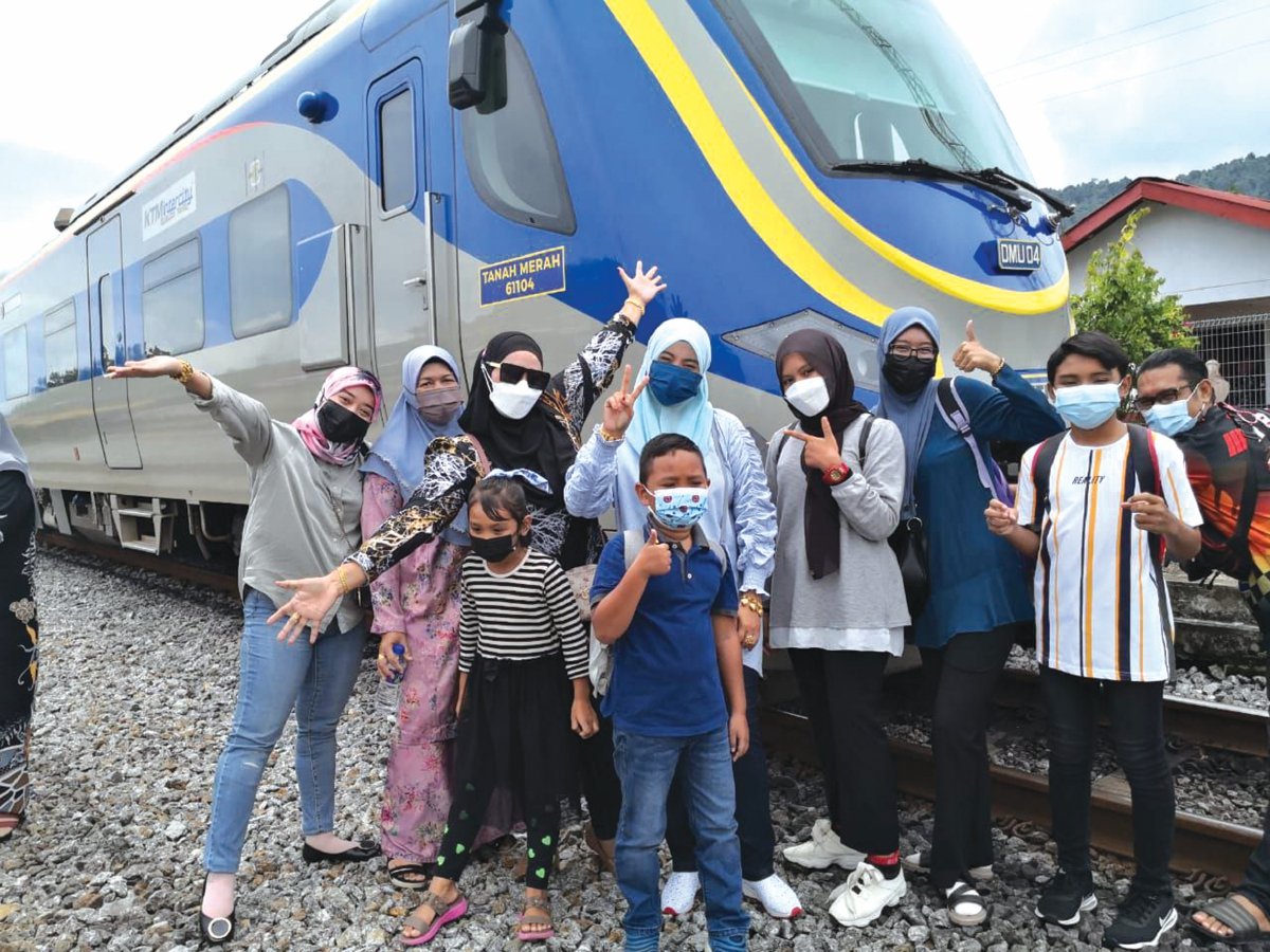 SAMSIDAR ceria bersama keluarga yang melancong ke Dabong dengan kereta api.