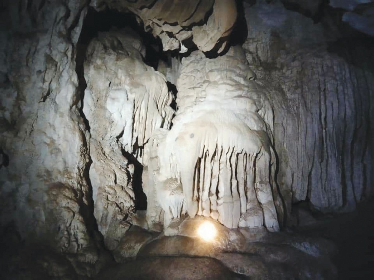 BENTUK batu unik dalam gua.