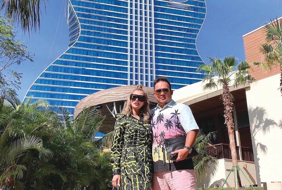 PENULIS dan suami di hadapan Seminole Hard Rock Hotel & Casino-Hollywood.