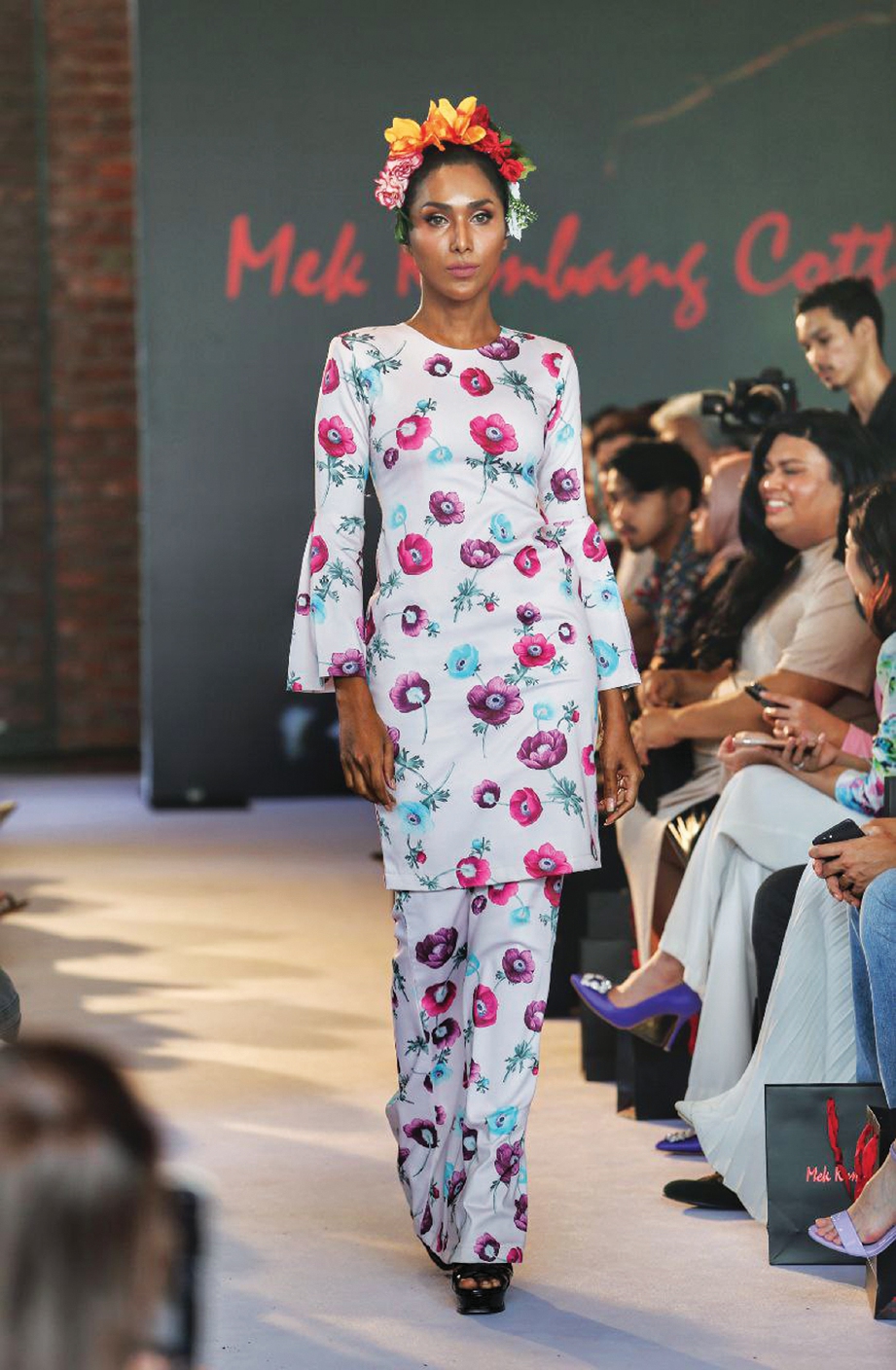 SELESA fesyen kurung moden dengan rekaan tangan tersendiri. FOTO Aswadi Alias & Koleksi MKC