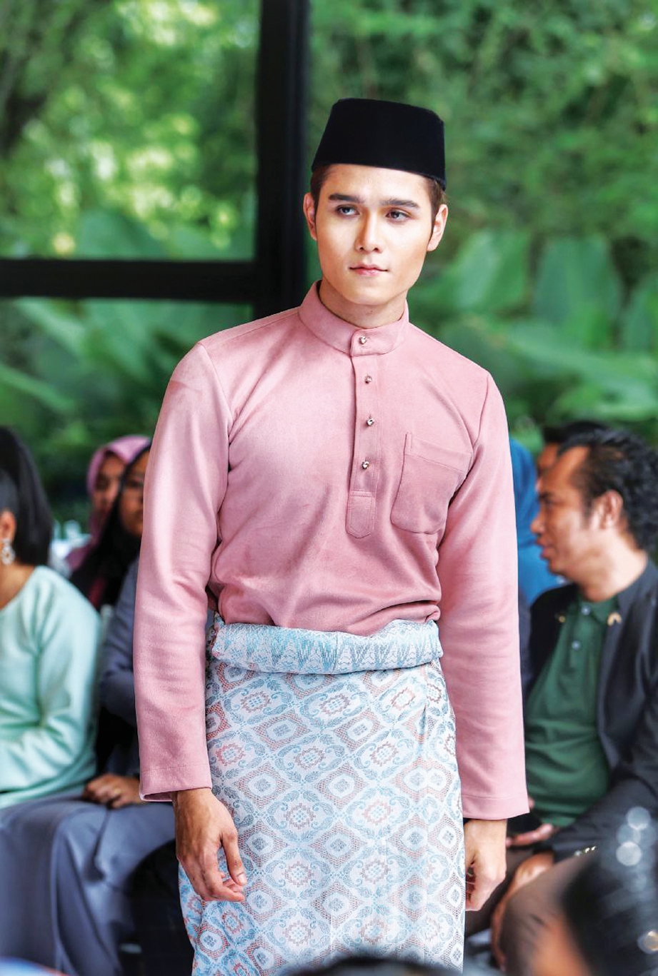 REKAAN baju Melayu menawan untuk si jejaka. FOTO Aswadi Alias & Koleksi MKC