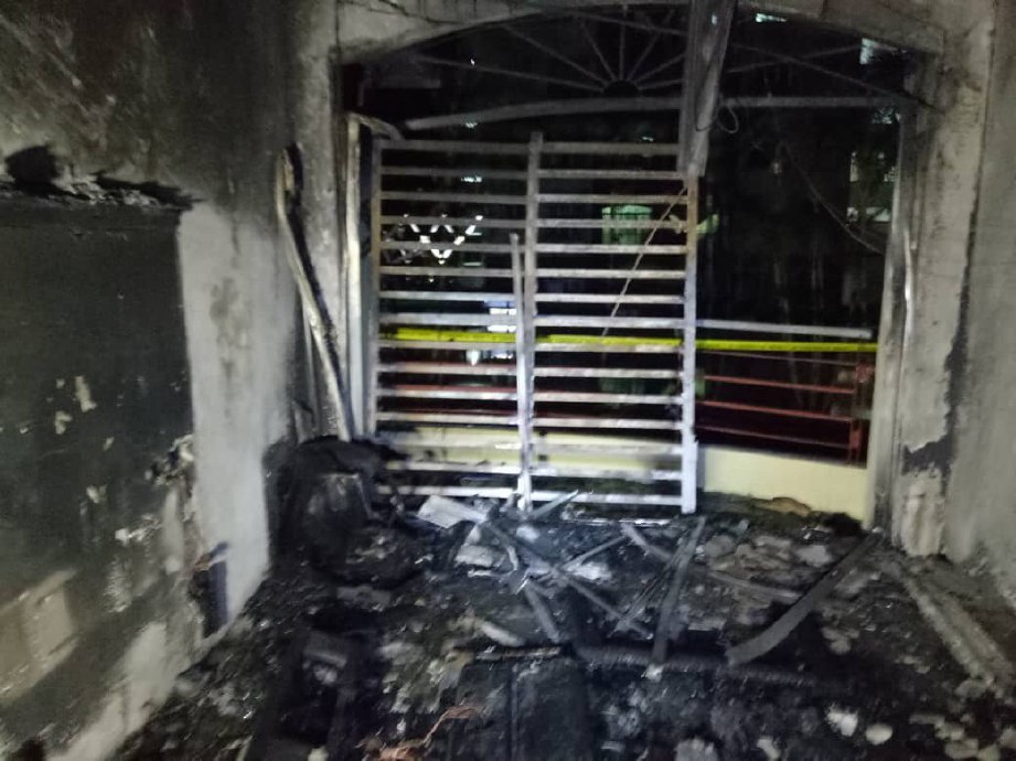 KEADAAN di Apartment Taman Meru Impiana, Ipoh yang terbakar pada 3.40 pagi ini. FOTO Ihsan Bomba