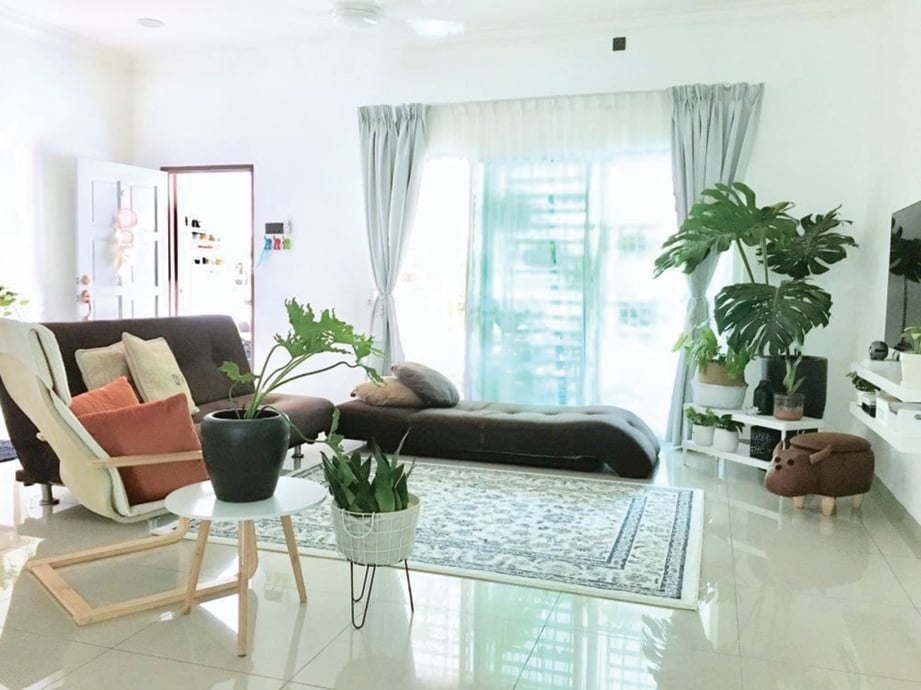 TUMBUHAN hijau segar menjadi pilihan Nurul Al Ain untuk menghiasi ruang tamu rumahnya.