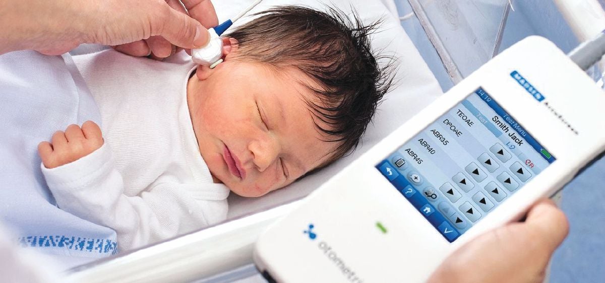 UNTUK ujian pendengaran, alat telinga kecil diletakkan di telinga bayi dan bunyi klik lembut dimainkan. 