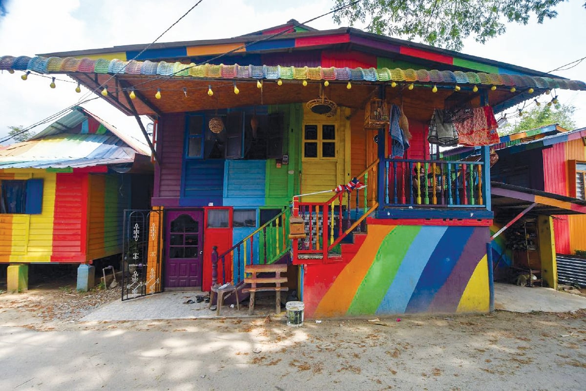 ANTARA kediaman penduduk di Kampung Sungai Budor yang dicat dengan warna pelangi. 