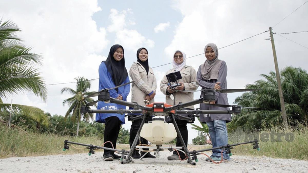 BERGABUNG tenaga bersama adiknya, Nur Syazwana serta dua lagi rakan, Nur Syahira Azlyn dan Norfara Aiza untuk menjadi peneraju bidang pengemudian dron pertanian wanita di negara ini. 