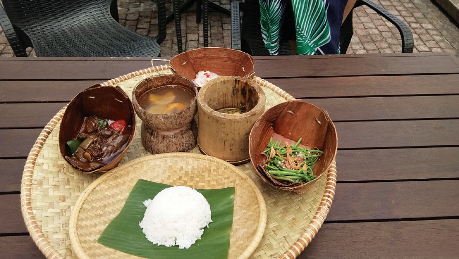 MENARIK sajian tradisi dalam set di Restoran Budaya Sarawak. FOTO Ihsan Kumpulan Media STB