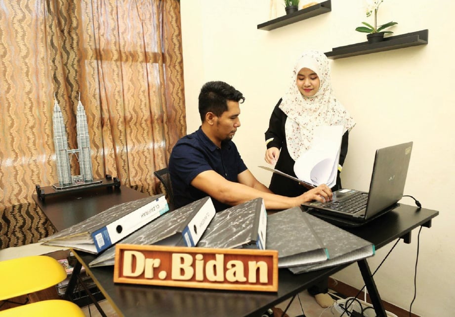 SHAMIMI menguruskan perkhidmatan penjagaan pantang, Dr Bidan bersama suami, Mohammad Fitri Izman.