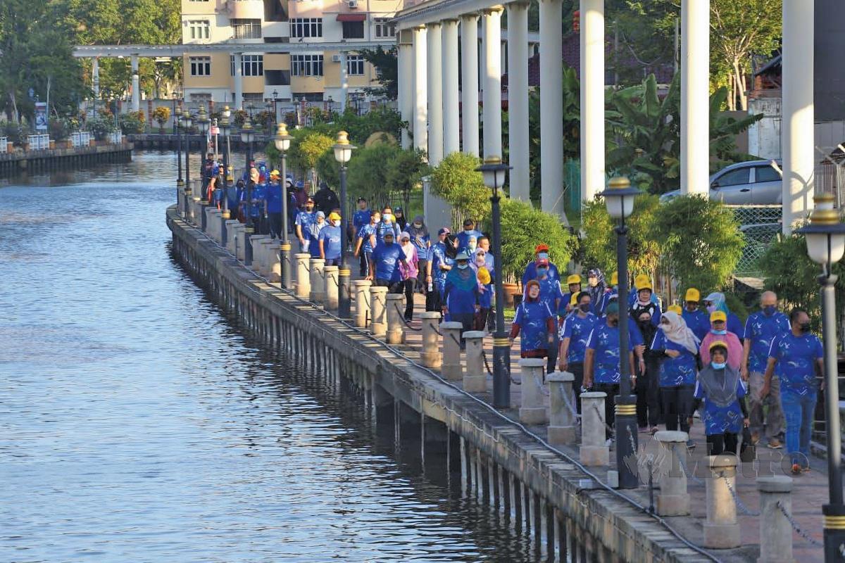  JALAN kaki 10,000 Langkah Inter Generasi menyusuri Sungai Melaka.  FOTO Syafeeq Ahmad