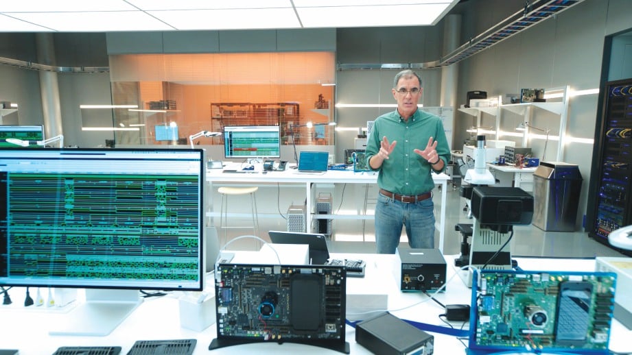 TIMBALAN Presiden Platform Rekabentuk Apple, Tim Millet memperkenalkan rekaan pemproses A14 Bionic yang digunakan menerusi peranti iPad Air baharu. FOTO IHSAN APPLE