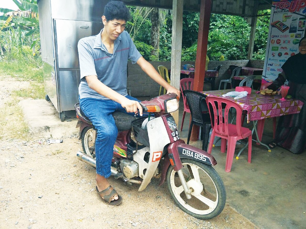 MOHD Azli Hisyam menunggang motosikal berulang-alik sejauh satu kilometer dari kedai makan ibu bapanya ke bangsal ternakan udang kara setiap hari.