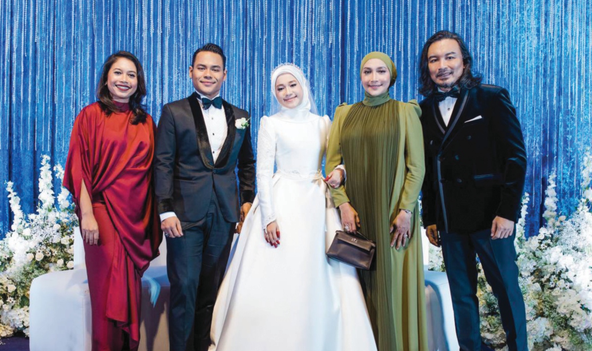 PASANGAN pengantin turut diraikan penyanyi Ziana dan Anuar Zain yang juga merupakan ibu dan bapa saudara kepada Ernie.