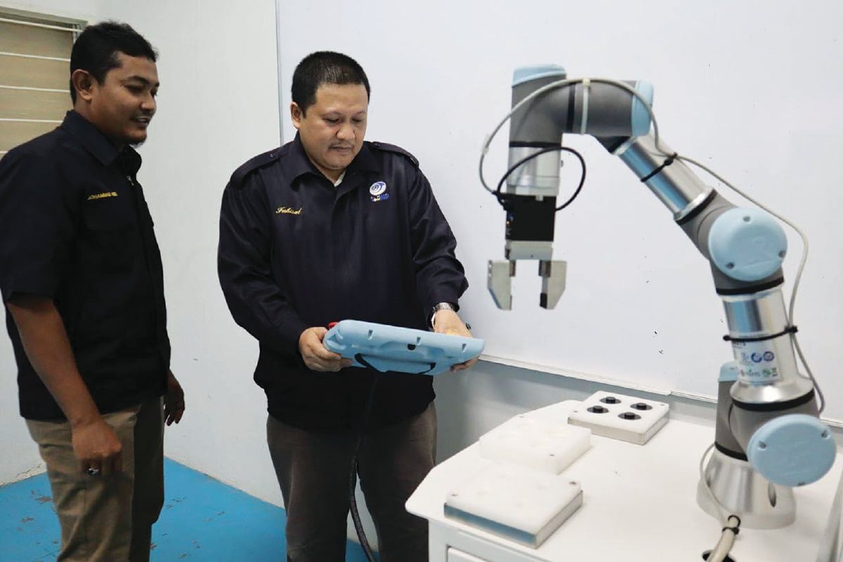 MAKMAL Industri Robotik untuk kegunaan pelajar Sarjana Muda Teknologi Kejuruteraan Elektrik UniMAP.