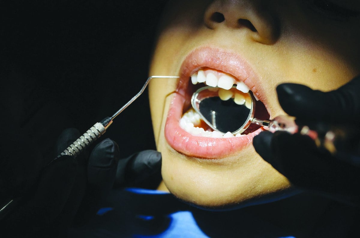 BAWA anak-anak berjumpa doktor untuk pemeriksaan secara berkala seawal gigi pertama tumbuh. - FOTO Google