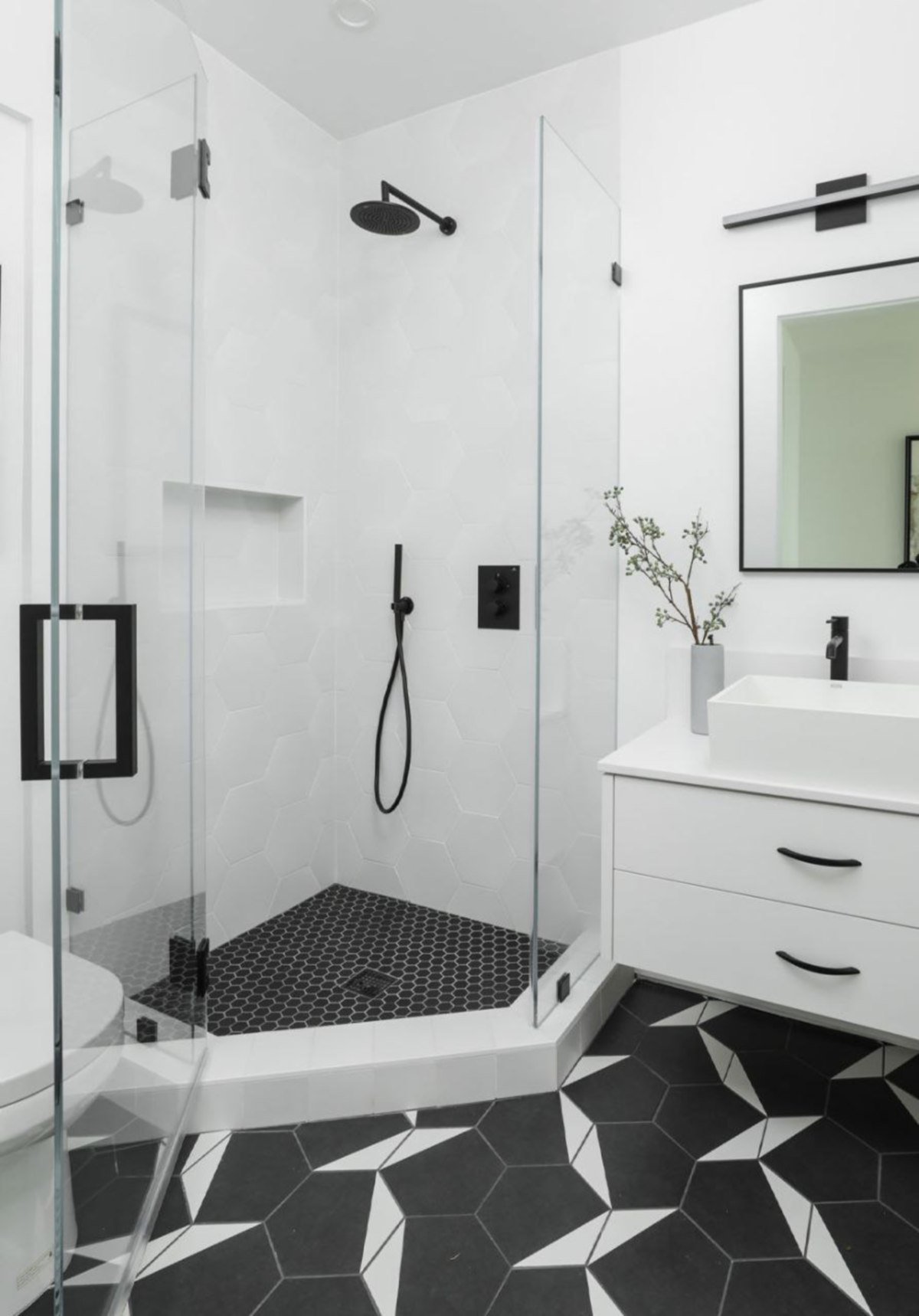 RUANG mandi biasanya diletakkan pada bahagian bucu bilik air dan gunakan pintu kaca untuk menutup ruang berkenaan. 