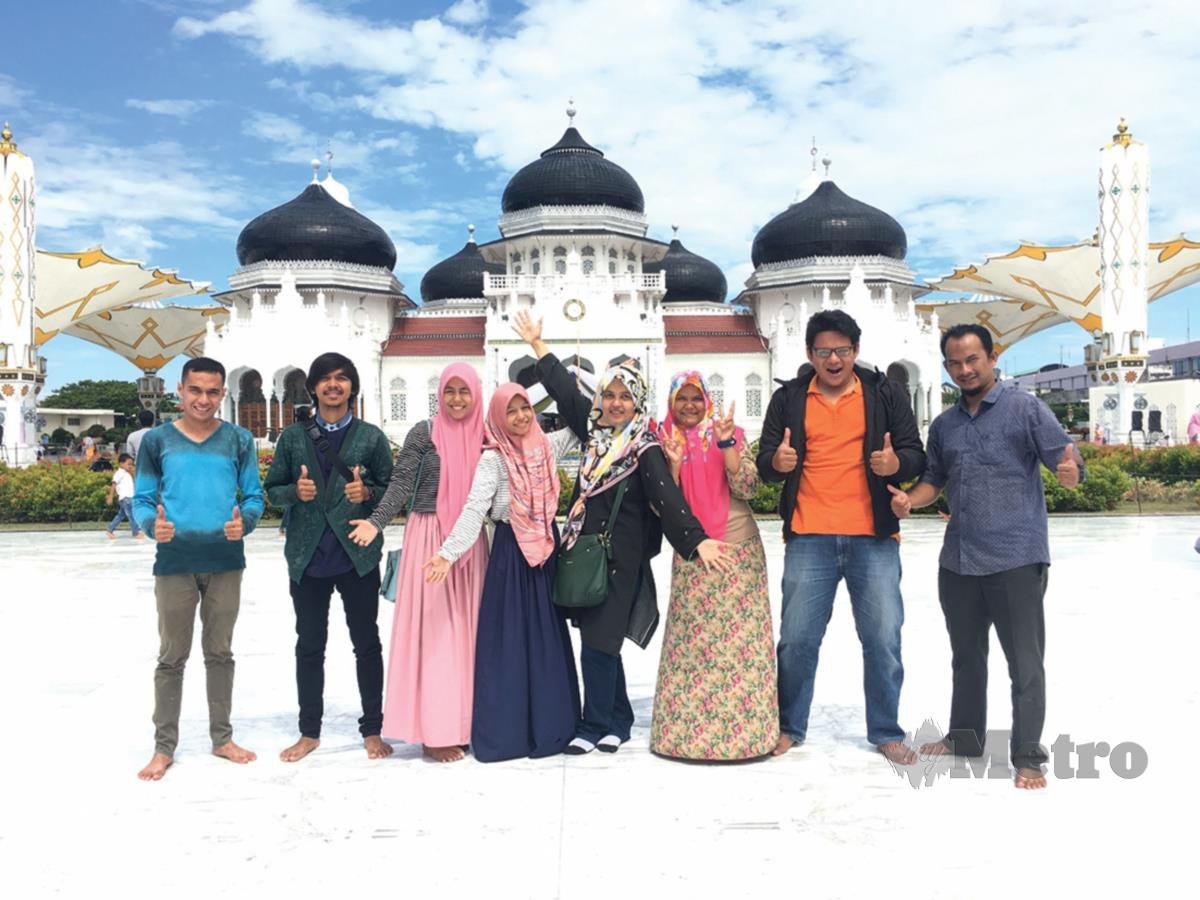 BERGAMBAR bersama rakan-rakan pekak dari Acheh yang membawa Hafiza melawat tempat sejarah tsunami.