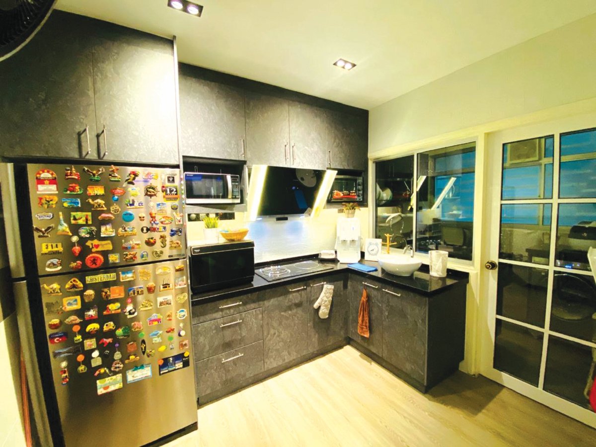 RUANG dapur turut diubahsuai dan dilengkapkan dengan kabinet pasang siap.