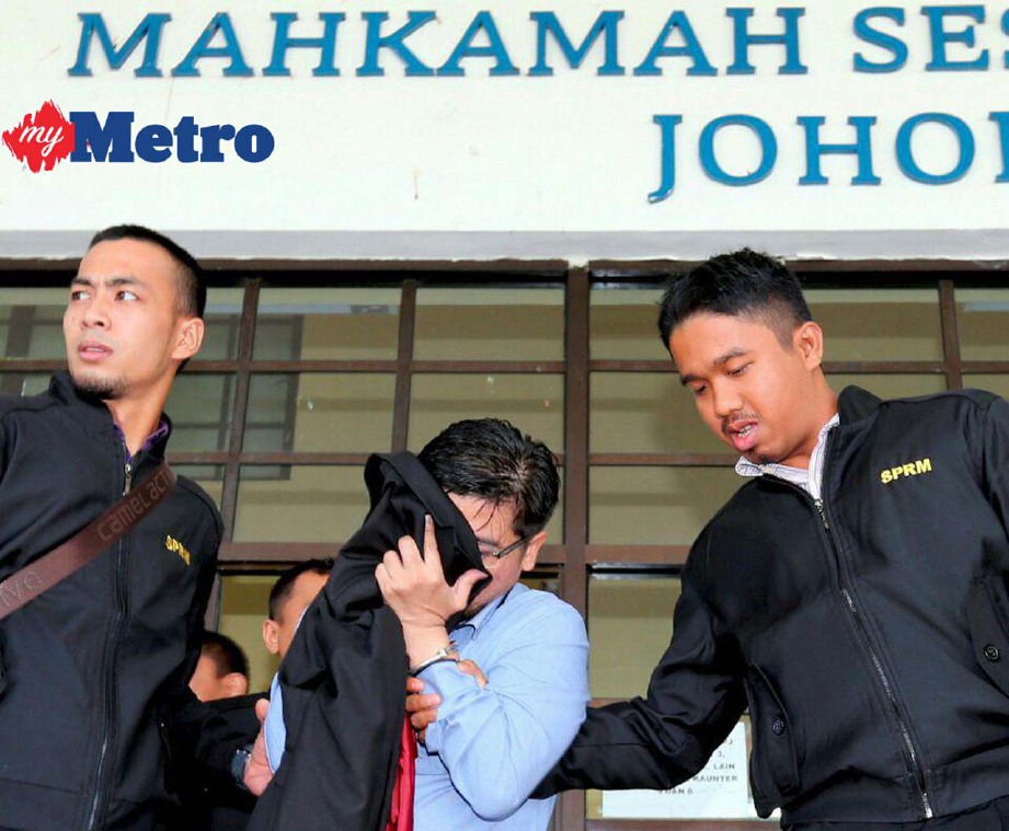 Tertuduh dibawa ke Mahkamah Sesyen Johor Bahru, Johor, atas tuduhan menggunakan kedudukan mendapatkan suapan membabitkan pemberian kontrak bernilai RM19,750, dua tahun lalu. FOTO Zain Ahmed