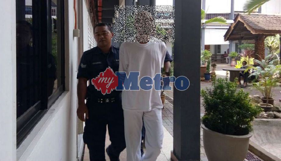 TERTUDUH mengaku tidak bersalah di Mahkamah Sesyen Kota Bharu terhadap tuduhan mencabul kehormatan dua anak tirinya. Foto Ihsan pembaca