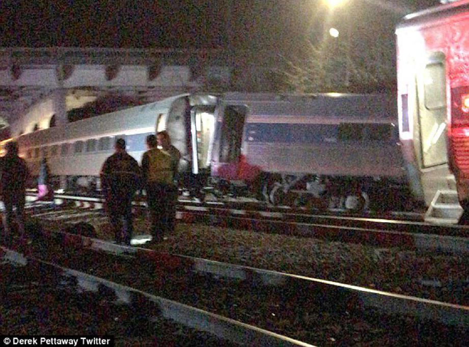 GAMBAR menunjukkan keadaan kereta api penumpang yang tergelincir selepas bertembung dengan sebuah lagi kereta api di Carolina Selatan, Amerika Syarikat.  FOTO Twitter