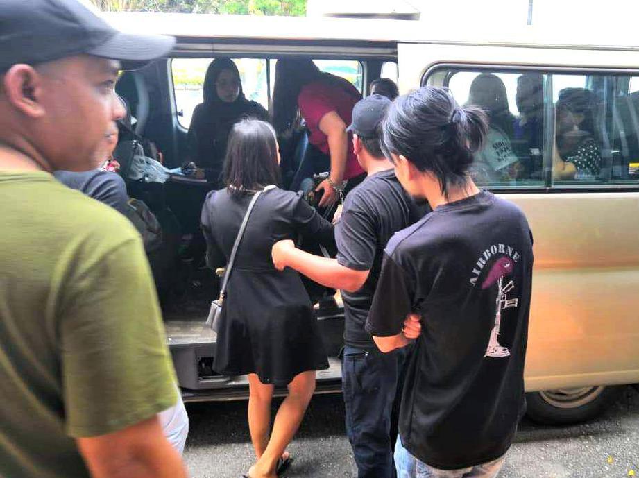 ANTARA wanita warga Thailand yang ditahan Jabatan Imigresen negeri Kedah dalam Ops Mega 3.0 di premis pusat refleksologi di Kuah. FOTO Ihsan JIM