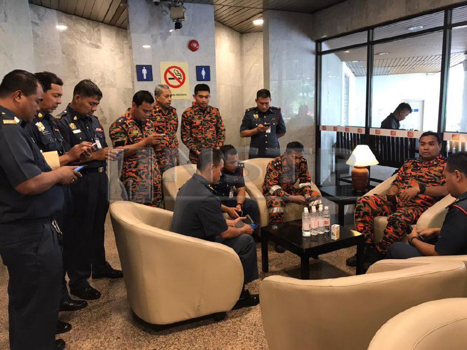 Pegawai dan anggota Jabatan Bomba dan Penyelamat Malaysia (JBPM) membaca Yassin sementara menunggu perkembangan rawatan anggota bomba yang diserang prusuh di Kuil Maha Mariamman, hari ini. FOTO NSTP