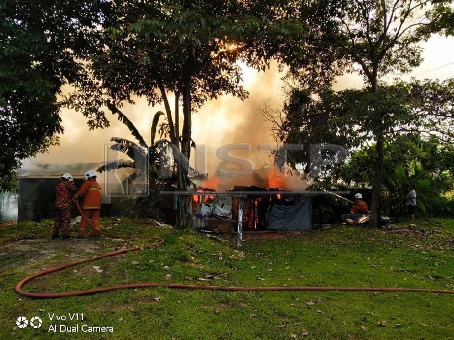 DUA rumah musnah sepenuhnya dalam kebakaran itu. FOTO Nurul hidayah Bahaudin/Bomba