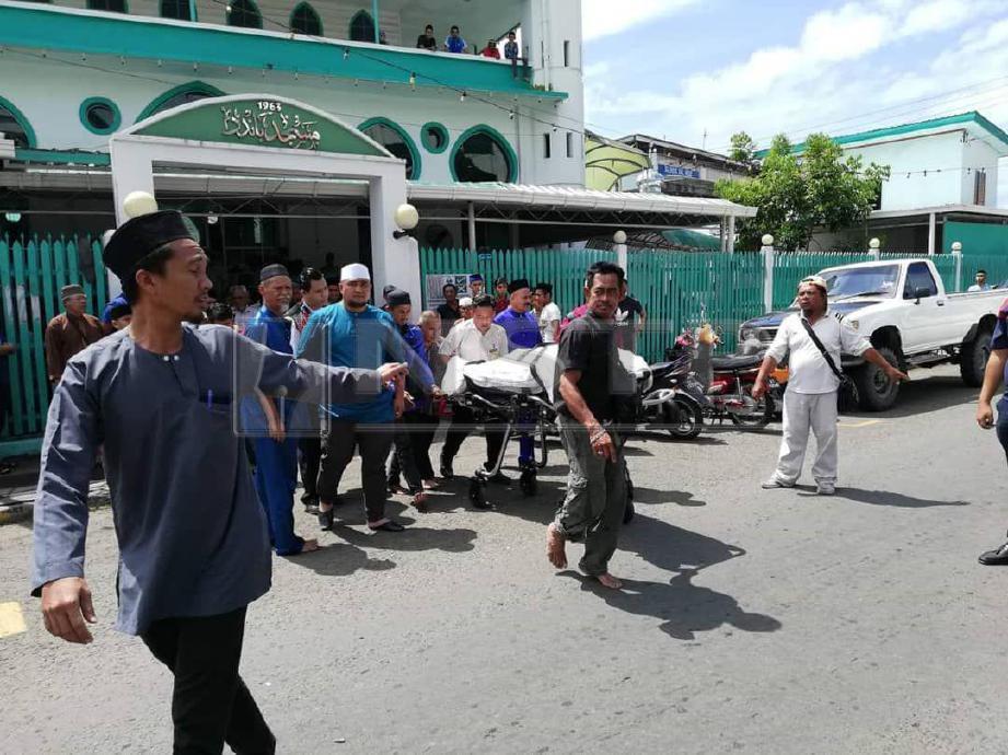 Jenazah lelaki warga emas yang meninggal dunia ketika mengaji di Masjid Bandar Tawau, dibawa pasukan paramedik ke Hospital Tawau. Foto Ihsan Pembaca