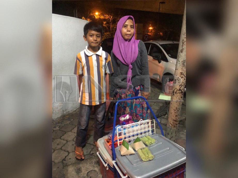 Mohammad Ilham bersama ibunya menjual kuih-muih dan nasi lemak. FOTO Mohamad Fahd Rahmat