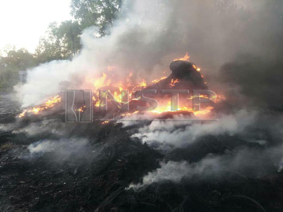 Pusat pelupusan tayar musnah 70 peratus dalam kebakaran di Jalan Sungai Lalang, Semenyih, Kajang, hari ini. FOTO Ihsan Bomba