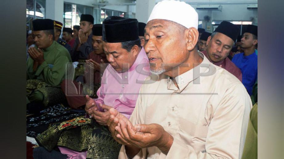 Mohd Kassim (kanan) mengaminkan doa pada Majlis Tahlil arwah anaknya, Muhammad Adib di Masjid As-Sa'adah, Tebengau, Kuala Kedah. FOTO Amran Hamid