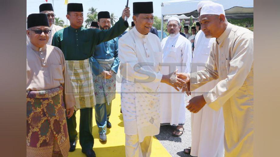 SULTAN Kedah, Sultan Sallehuddin Sultan Badlishah diiringi Mukhriz sambil bersalam dengan Mohd Kassim ketika hadir menunaikan solat Jumaat serta Majlis Tahlil arwah Muhammad Adib di Masjid As-Sa'adah, Tebengau, Kuala Kedah. FOTO Amran Hamid