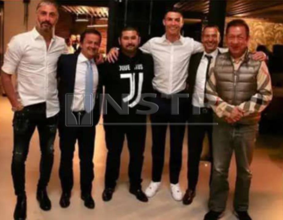 TMJ bersama pemilik Valencia, Peter Lim (paling kanan) dan Ronaldo di Juventus.