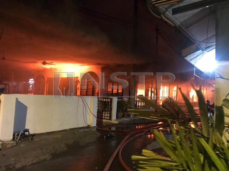 SEBUAH surau di Kampung Pantai Dalam, Kuala Lumpur, musnah dalam kebakaran, hari ini. FOTO Ihsan Bomba