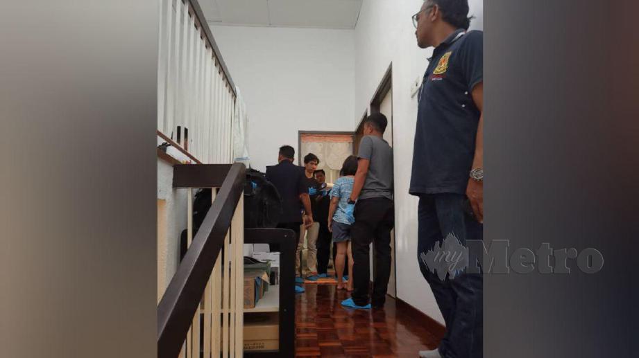 POLIS forensik menjalankan siasatan di rumah mangsa. FOTO Ihsan Polis